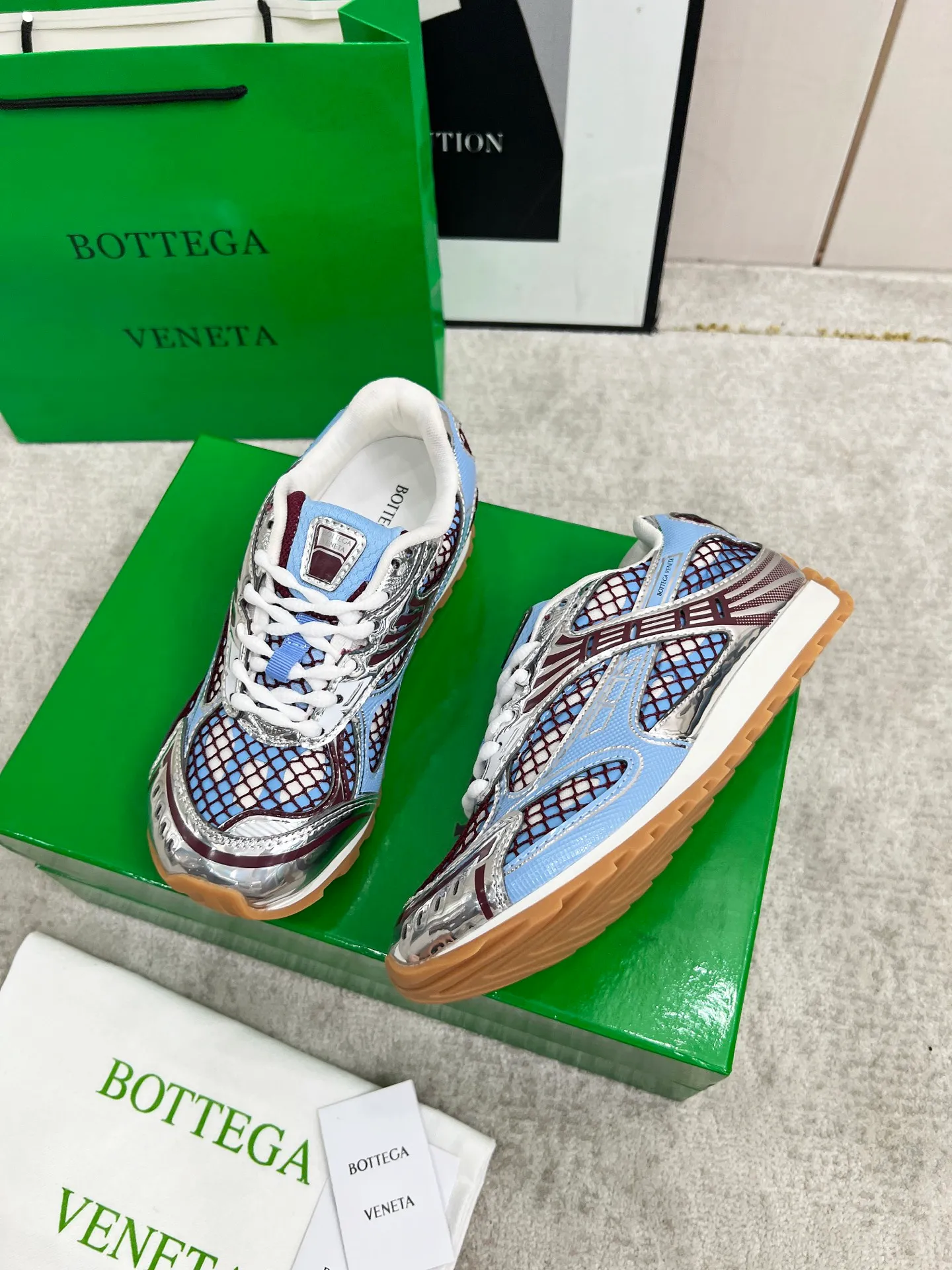 P540. Top version (couples model) Bottega Veneta Bottega Veneta 23ss autumn and winter show BV Orbit sneakers Wang Yibo's same style couples casual shoes dad shoes! Runner sneakers! Original purchase and development!  Made of original lightweight technical mesh fabric, the same as the original version! The process is complicated!  Paired with a rubber outsole designed with a geometric pattern, the high version of the Wang Zha series is actually much taller, but the legs still look slim. Very nice. Durable and playable, standard and version-matching shoe package technology, look for high-end versions. The original outsole is exclusively molded, and the color-blocked TPU outsole is used. The material and weight are the same as the original!  Size: #Female 35-41 (40 and 41 customized sizes are non-refundable) Male 39-45 (45 size customized are non-returnable and exchangeable)